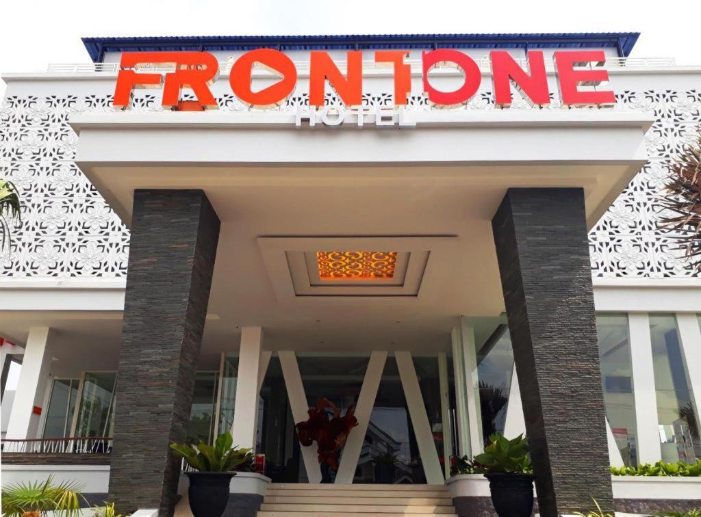 Front One Hotel Pamekasan Madura Exterior photo